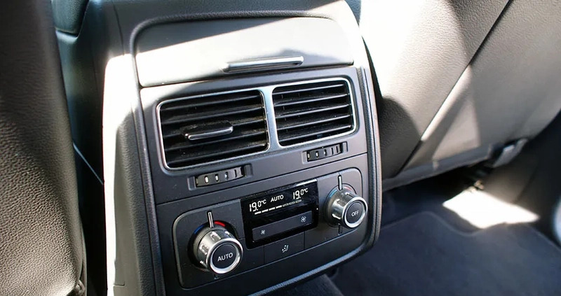 Volkswagen Touareg cena 61700 przebieg: 223000, rok produkcji 2010 z Darłowo małe 326